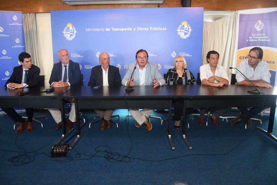 Firma de Acuerdo Marco entre MTOP y MDN Autoridades en la mesa previo a la firma del acuerdo