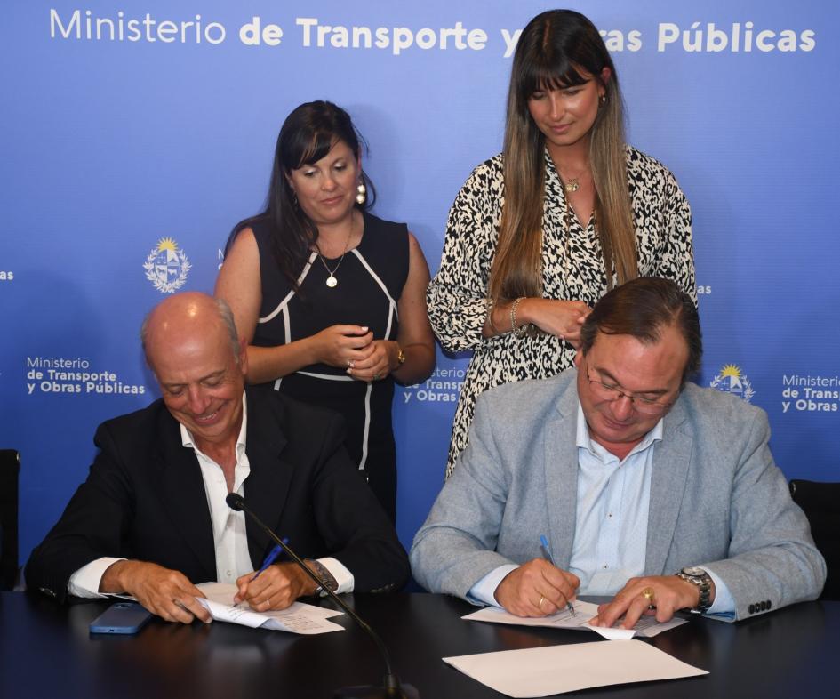 Firma de Acuerdo Marco entre MTOP y MDN Autoridades en la mesa previo a la firma del acuerdo
