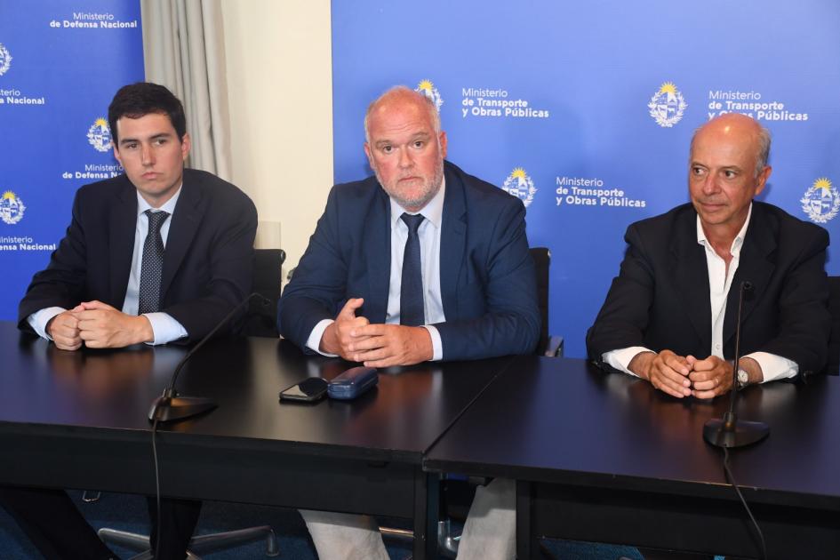 Firma de Acuerdo Marco entre MTOP y MDN Autoridades en la mesa previo a la firma del acuerdo