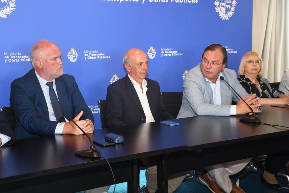 Firma de Acuerdo Marco entre MTOP y MDN Autoridades en la mesa previo a la firma del acuerdo