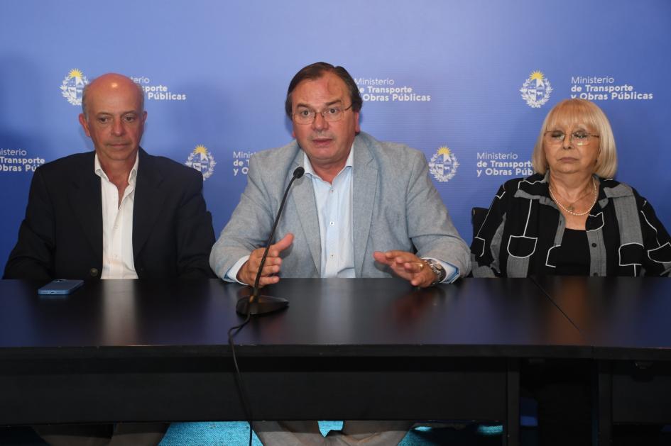Firma de Acuerdo Marco entre MTOP y MDN Autoridades en la mesa previo a la firma del acuerdo