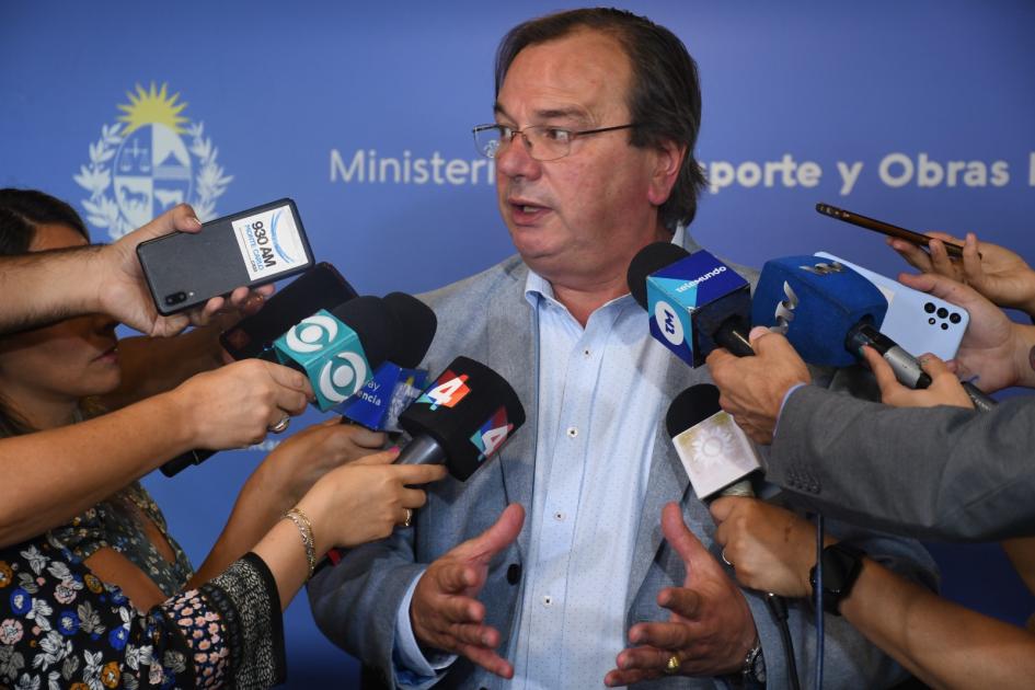 Rueda de prensa posterior a la firma del acuerdo marco El Ministro Falero en rueda de prensa