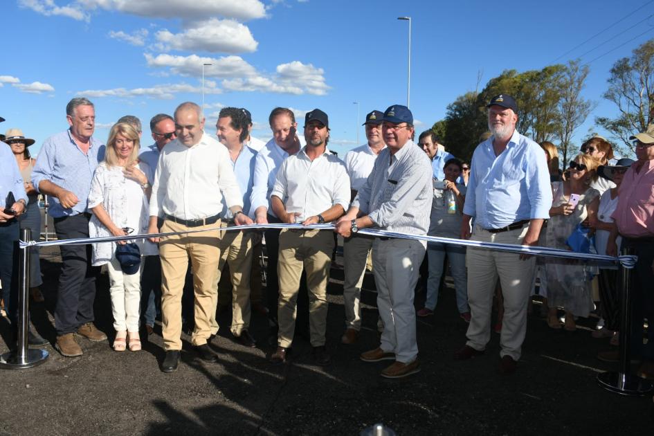 Autoridades cortando cinta en la ceremonia de inauguración de obras en rutas 43 y 59