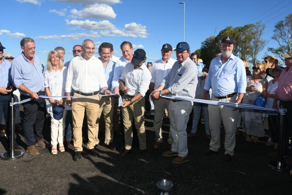 Autoridades cortando cinta en la ceremonia de inauguración de obras en rutas 43 y 59