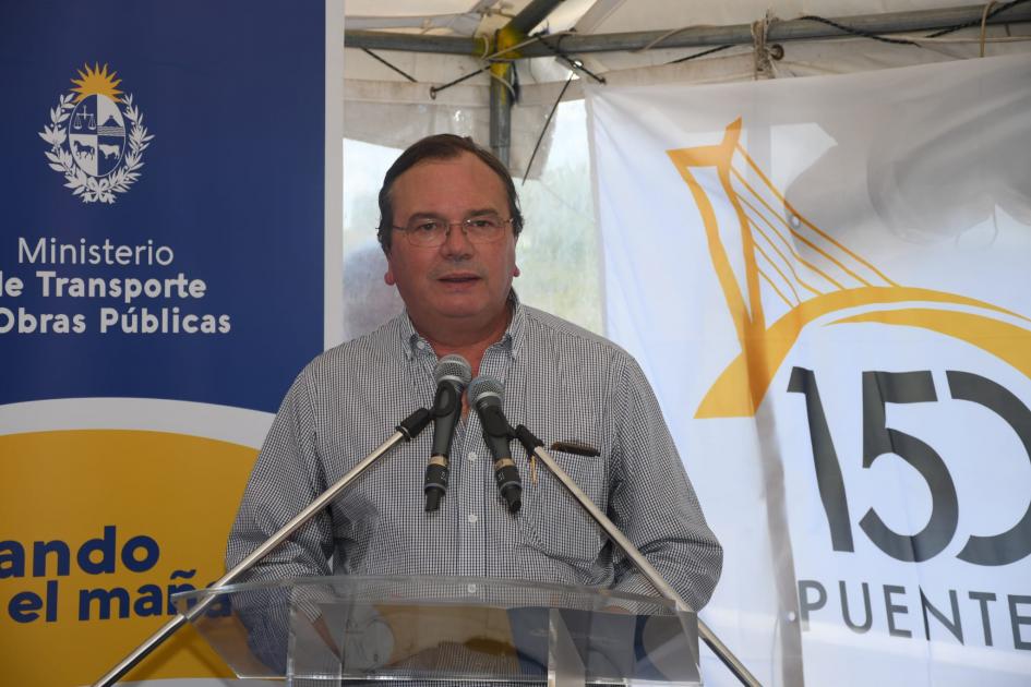 Ministro Falero dando discurso en ceremonia de inauguración del nuevo Puente Centenario