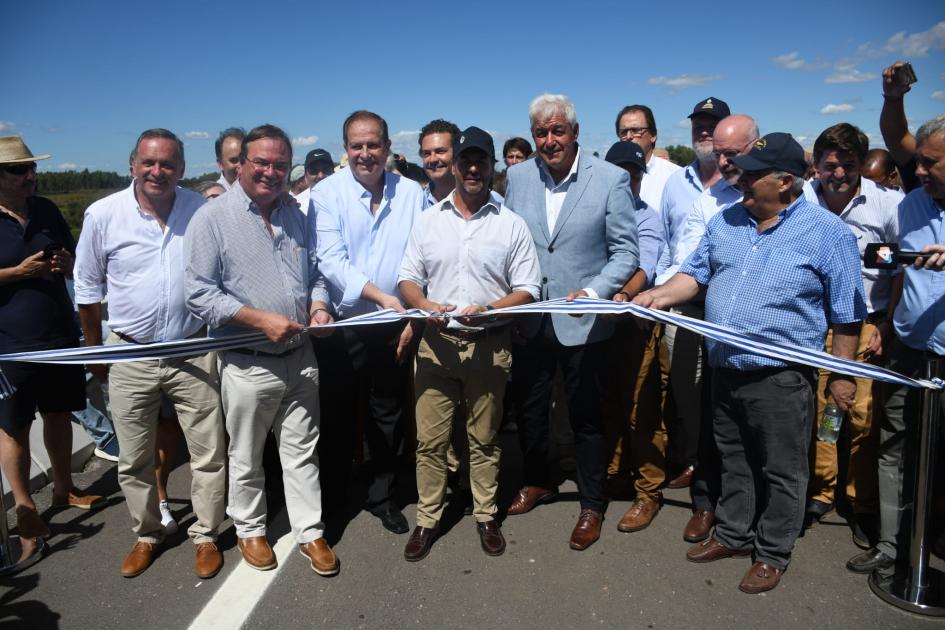Inauguración de obras del nuevo Puente Centenario Autoridades cortando cinta que inaugura obras en el nuevo Puente Centenario