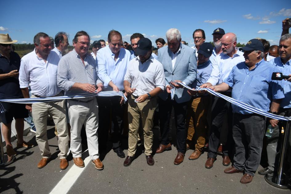 Autoridades cortando cinta que inaugura obras en el nuevo Puente Centenario