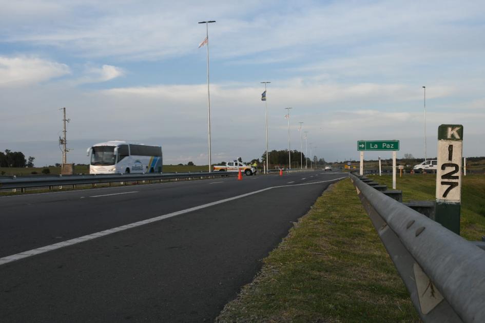 Iluminación en ruta 1, acceso a La Paz, Colonia