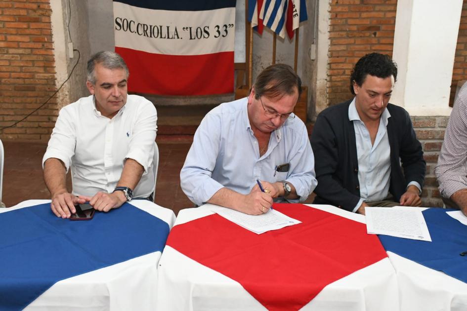 Firma de Convenio Social en La Sociedad Criolla Los Treinta y Tres