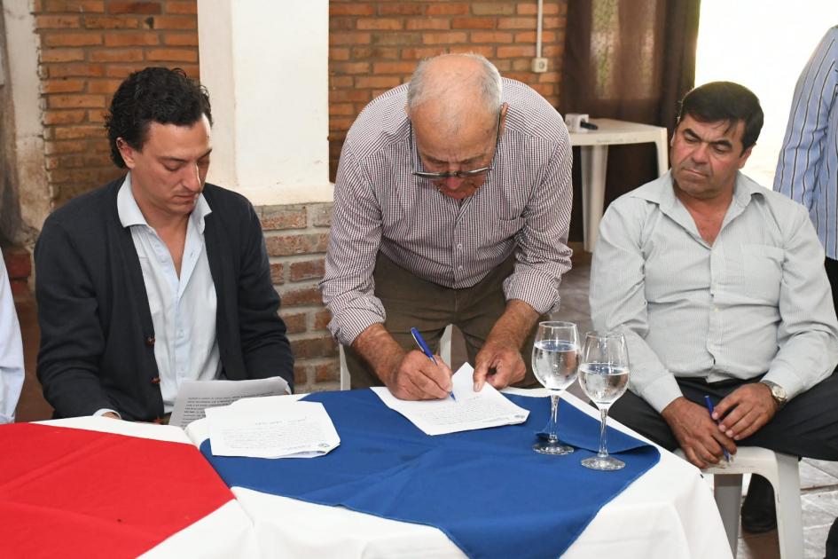 Firma de Convenio Social en La Sociedad Criolla Los Treinta y Tres