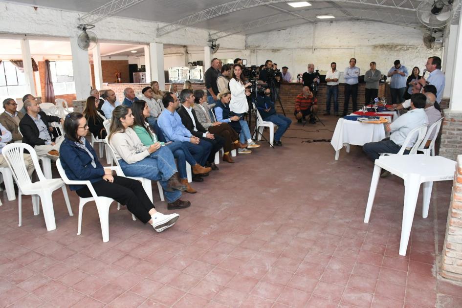 Firma de Convenio Social en La Sociedad Criolla Los Treinta y Tres Firma de Convenio Social en La Sociedad Criolla Los Treinta y Tres
