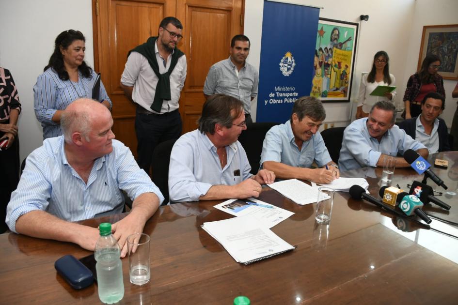 Firma con Universal F.C. y el Hogar de San José en la Intendencia de Cerro Largo