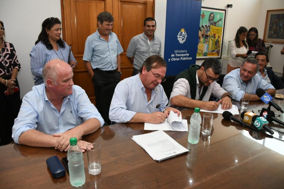 Firma con Universal F.C. y el Hogar de San José en la Intendencia de Cerro Largo