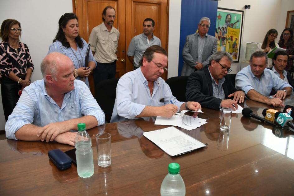 Firma con Universal F.C. y el Hogar de San José en la Intendencia de Cerro Largo