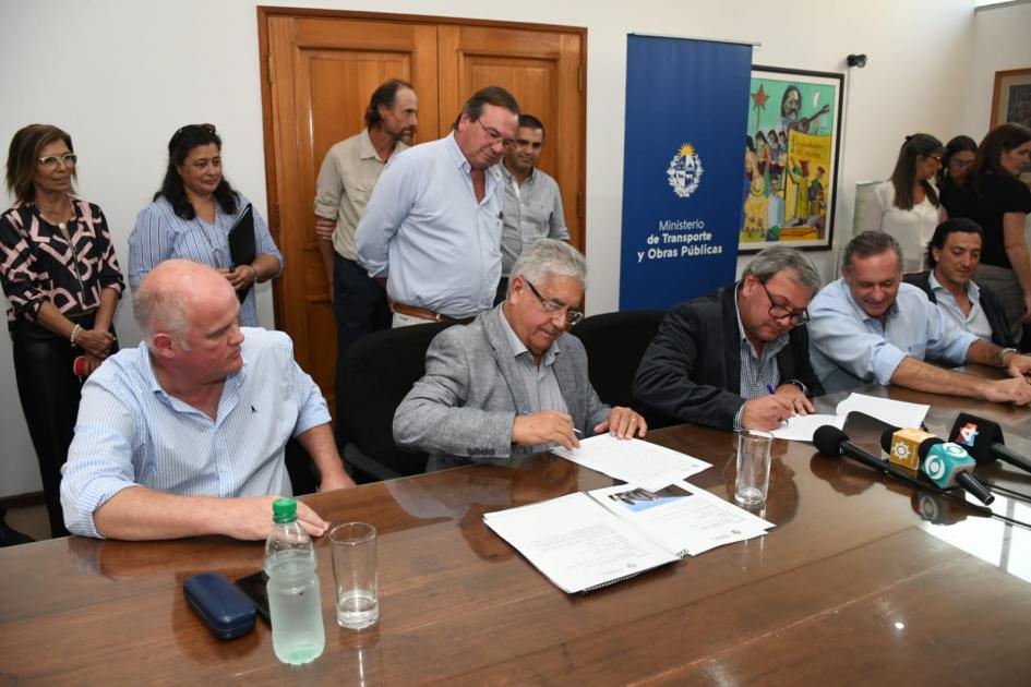 Firma con Universal F.C. y el Hogar de San José en la Intendencia de Cerro Largo