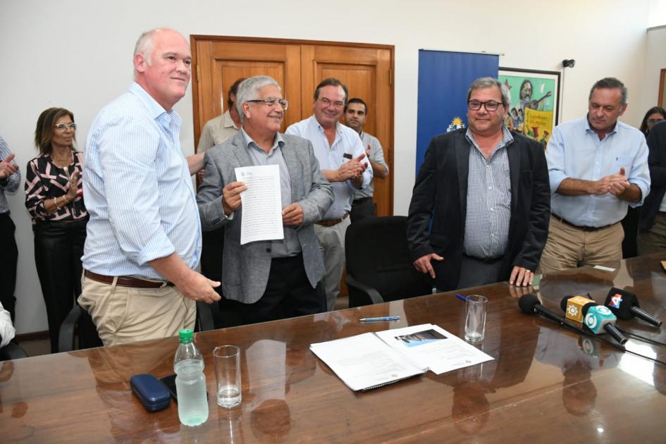 Firma con Universal F.C. y el Hogar de San José en la Intendencia de Cerro Largo