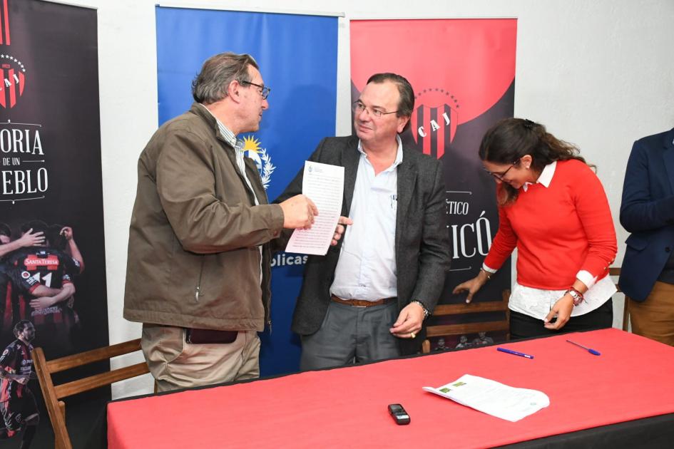 Firma de convenio social en Club Atlético Juanicó Firma de convenio social en Club Atlético Juanicó