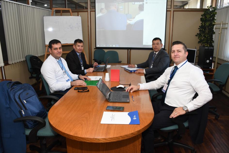 Grupos de trabajo conformado por delegaciones de cinco países latinoamericanos Grupos de trabajo conformado por delegaciones de cinco países latinoamericanos