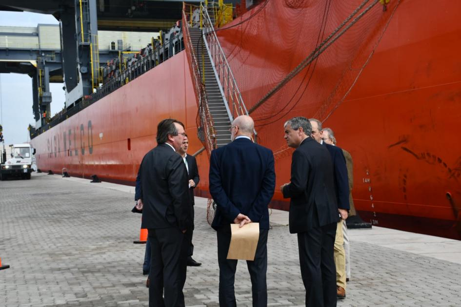 Inauguración primer barco Saga Welco con celulosa sale de Montevideo