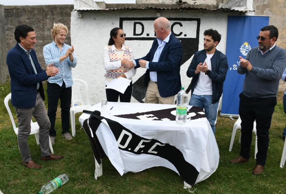 Firma de Convenio Social en Danubio Fútbol Club de Dolores Firma de Convenio Social en Danubio Fútbol Club de Dolores