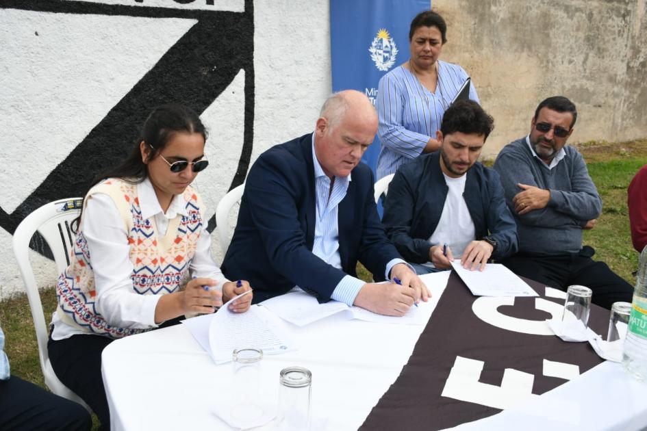 Firma de Convenio Social en Danubio Fútbol Club de Dolores Firma de Convenio Social en Danubio Fútbol Club de Dolores