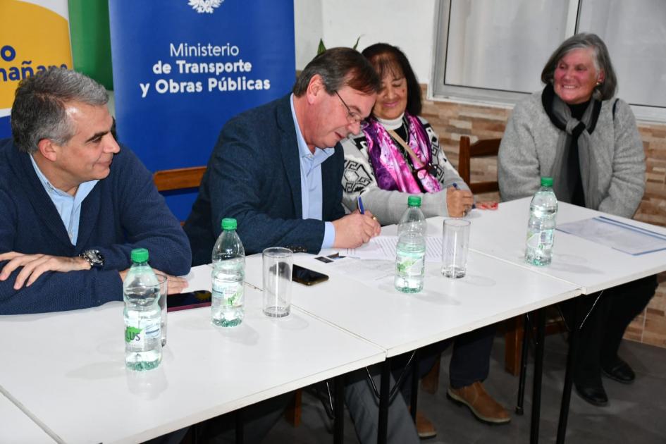 Firma de convenio social con Asociación de jubilados y pensionistas Firma de convenio social con Asociación de jubilados y pensionistas
