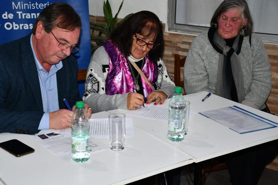 Firma de convenio social con Asociación de jubilados y pensionistas Firma de convenio social con Asociación de jubilados y pensionistas