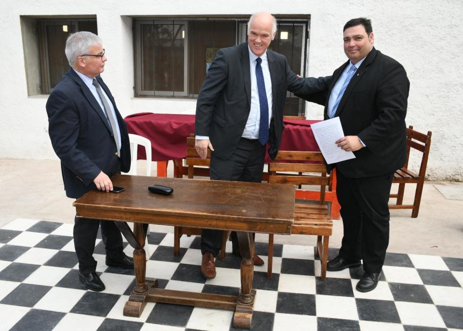 Firma de convenio social en la Asociación Pro Bienestar de Niños y Jóvenes