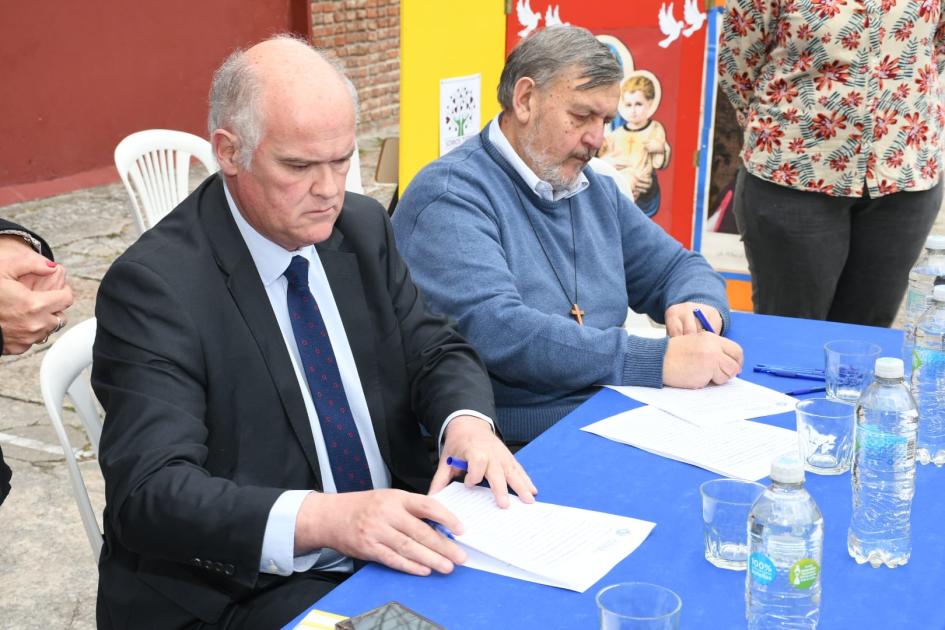 Firma de convenio social en la Congregación de los Hermanos Misericordistas del Uruguay