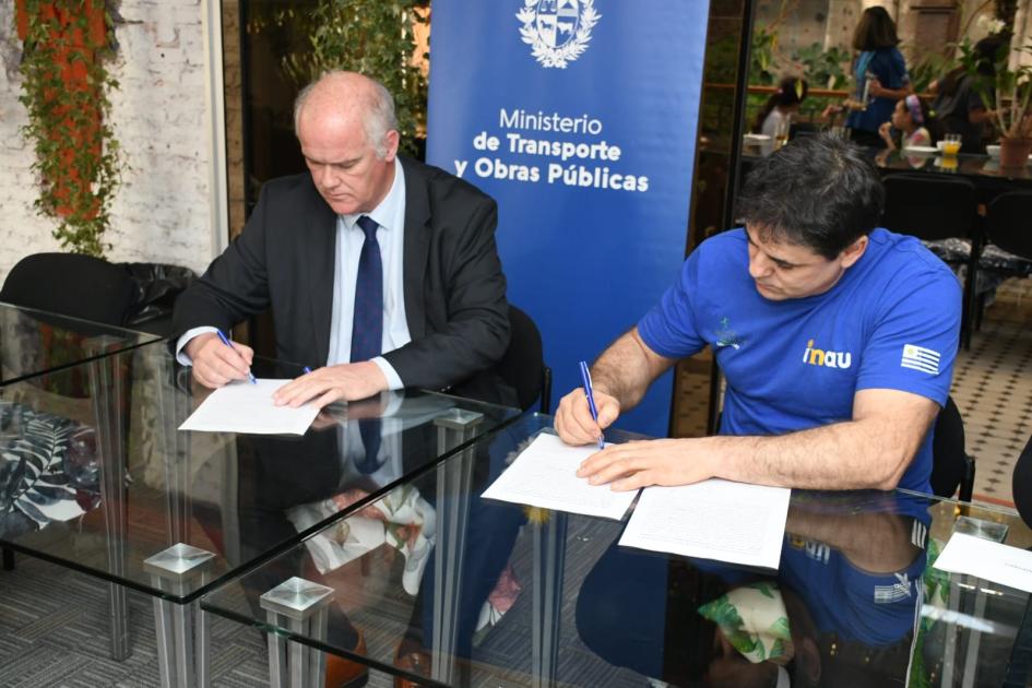 Firma de convenio social en Fundación La Muralla