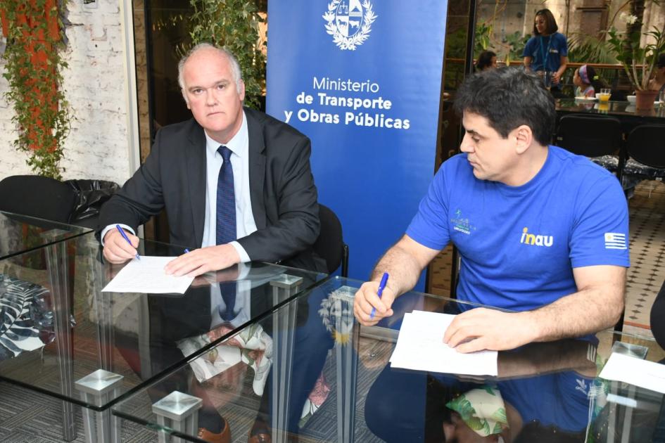 Firma de convenio social en Fundación La Muralla
