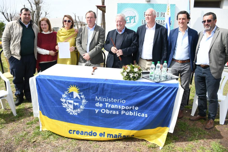 Firma de convenio social en el Instituto de Rehabilitación Psicosocial de Colonia