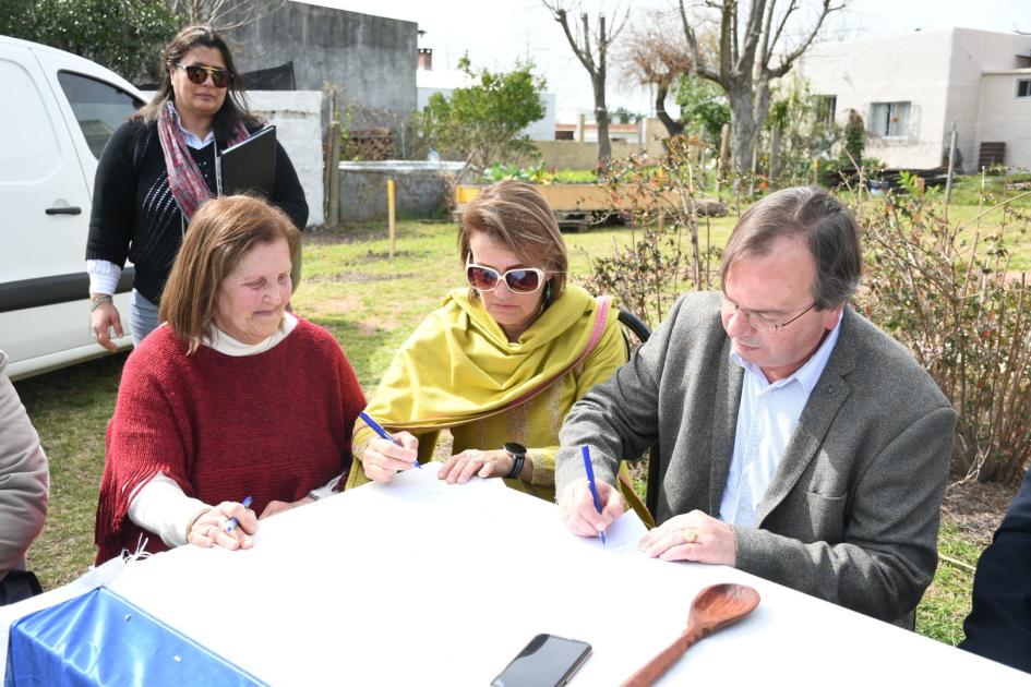 Firma de convenio social en el Instituto de Rehabilitación Psicosocial de Colonia