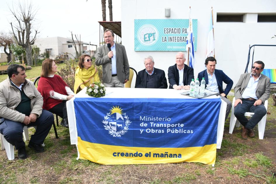 Firma de convenio social en el Instituto de Rehabilitación Psicosocial de Colonia