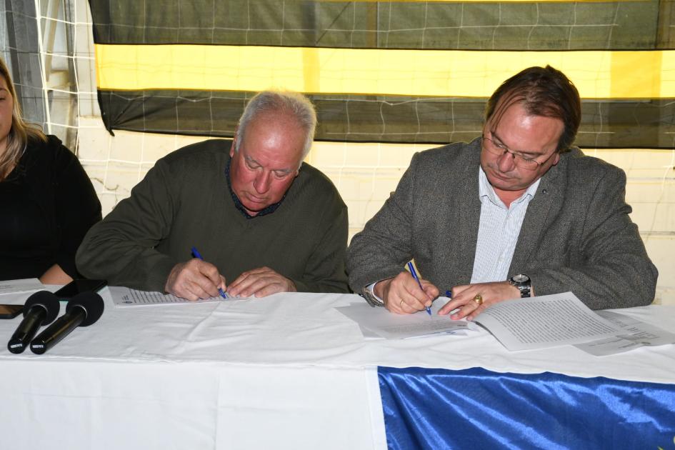 Firma de convenio social en Club A. Peñarol