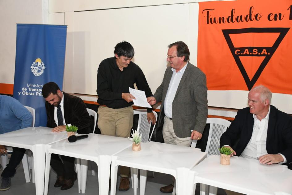 Firma de convenio social en Club Sud América