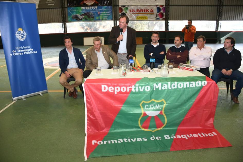 Firma de convenio social en Club Deportivo Maldonado