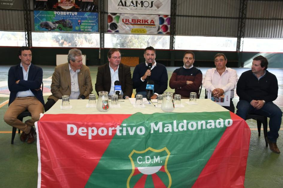 Firma de convenio social en Club Deportivo Maldonado