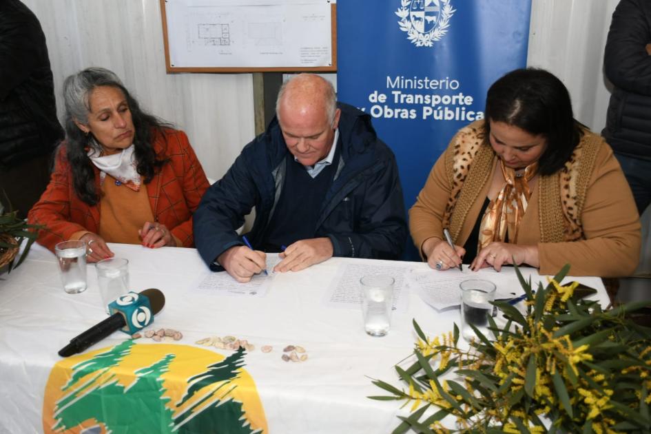 Firma de convenio social Comisión Fomento y Turismo La Esmeralda
