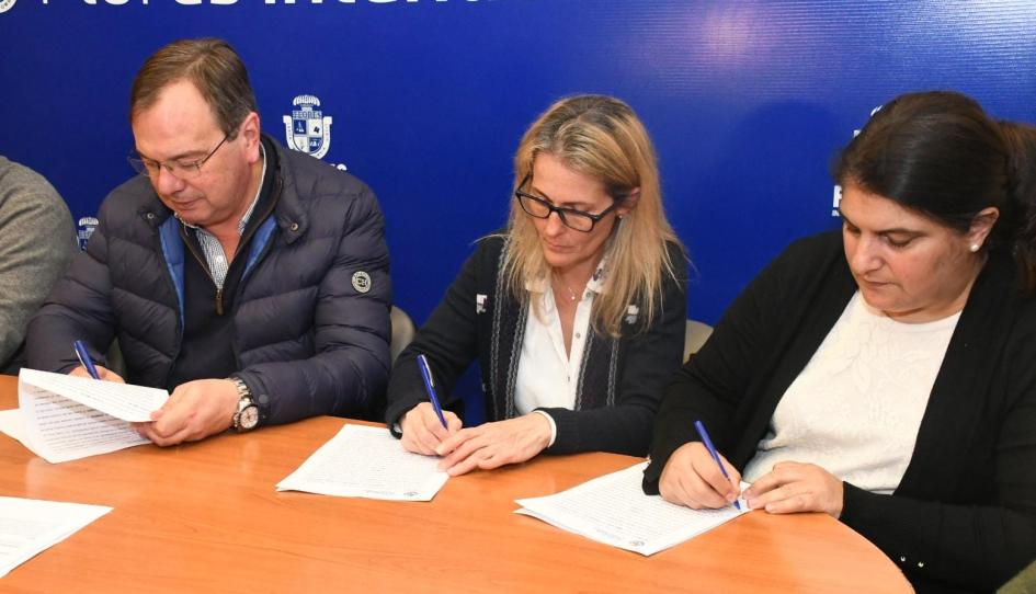 Firma de convenios sociales en la Intendencia de Flores