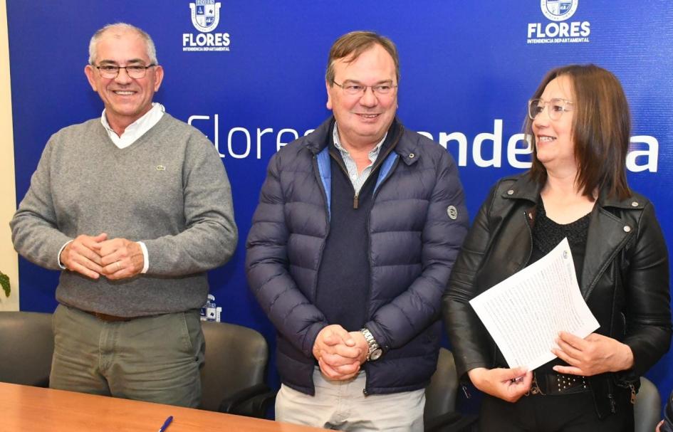 Firma de convenios sociales en la Intendencia de Flores