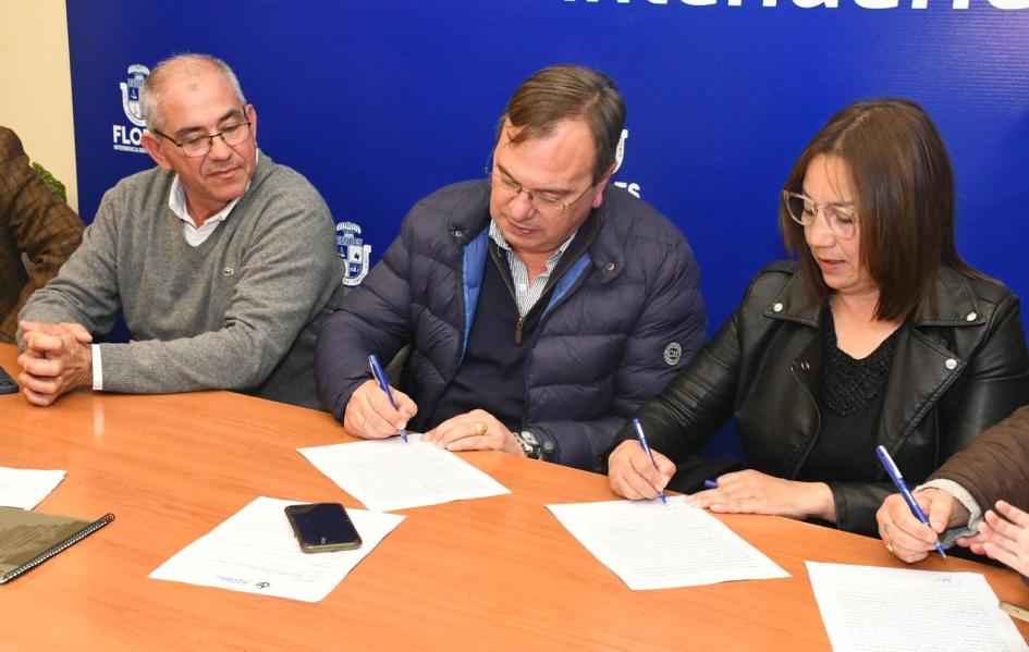Firma de convenios sociales en la Intendencia de Flores Firma de convenios sociales en la Intendencia de Flores