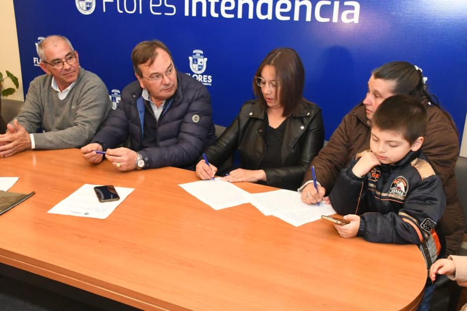 Firma de convenios sociales en la Intendencia de Flores