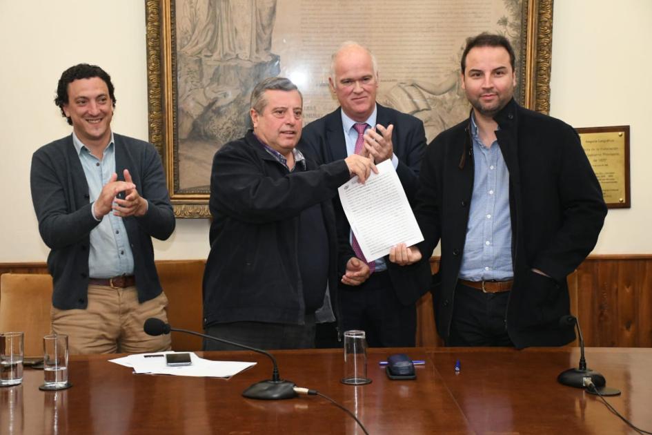 Firma de convenio con el Club A. Avenida Firma de convenio con el Club A. Avenida