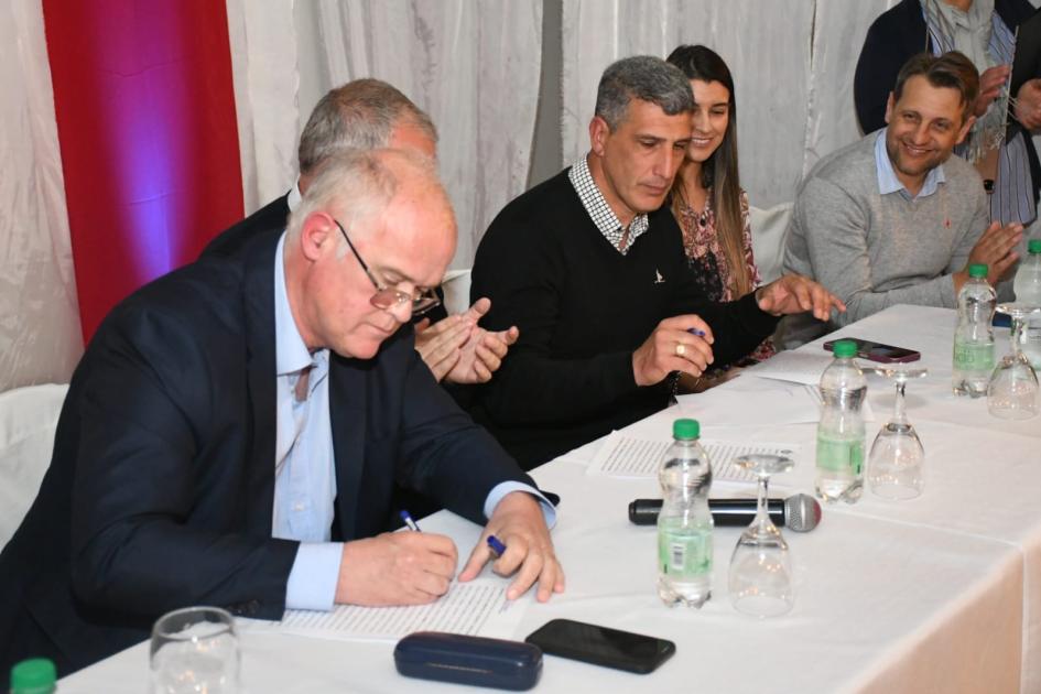 Firma de convenio social con Club Social Casupá Firma de convenio social con Club Social Casupá