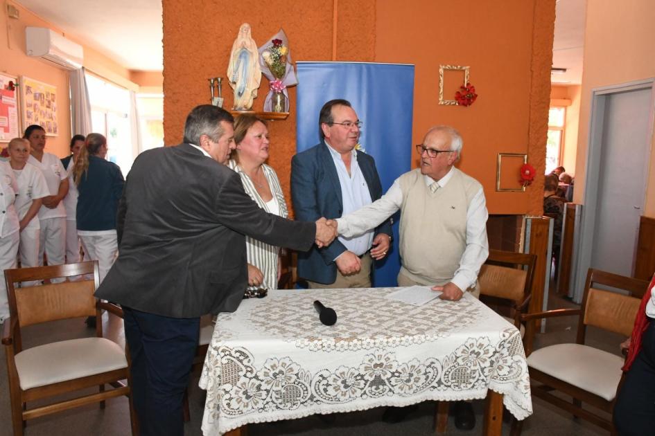 Firma de convenio con la Asoc. Pro Hogar de Ancianos Firma de convenio con la Asoc. Pro Hogar de Ancianos