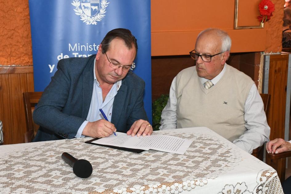 Firma de convenio con la Asoc. Pro Hogar de Ancianos Firma de convenio con la Asoc. Pro Hogar de Ancianos