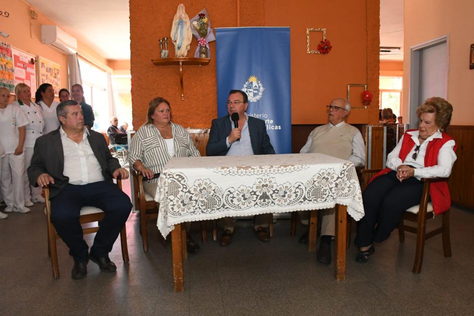 Firma de convenio con la Asoc. Pro Hogar de Ancianos Firma de convenio con la Asoc. Pro Hogar de Ancianos