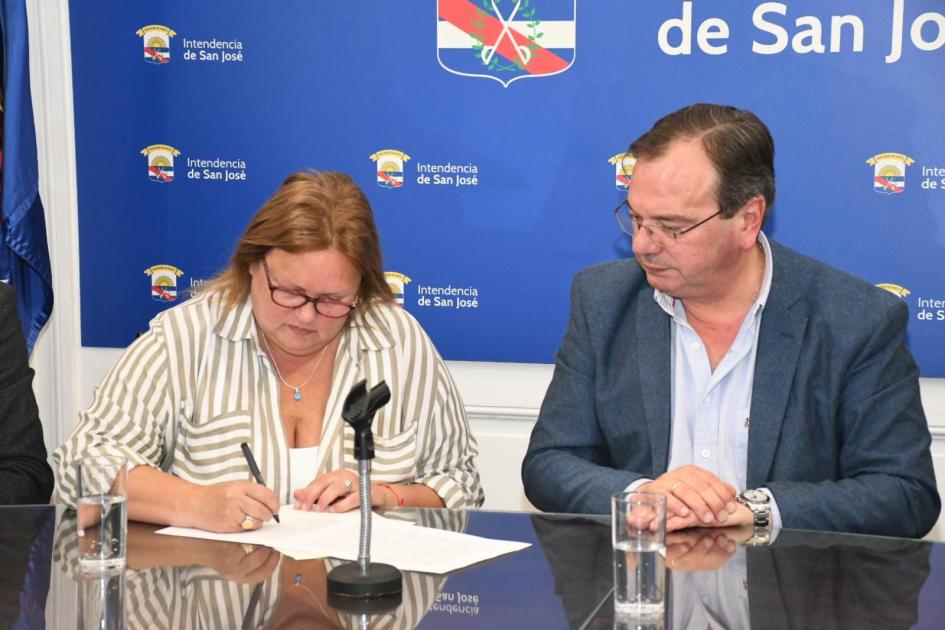 Firma de comodato con Intendencia de San José Firma de comodato con Intendencia de San José