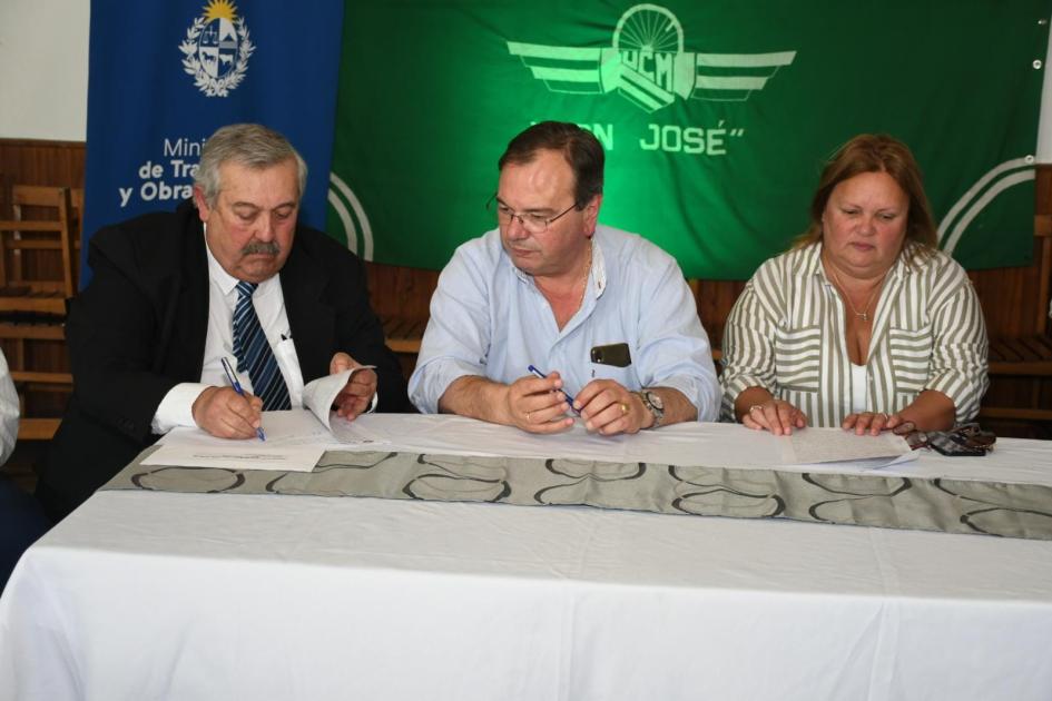 Firma de convenio con Unión Ciclista Maragata Firma de convenio con Unión Ciclista Maragata